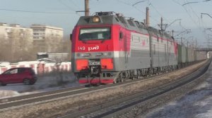 Медленные грузовые поезда РЖД едут по городу Красноярск | Железная дорога в Сибири