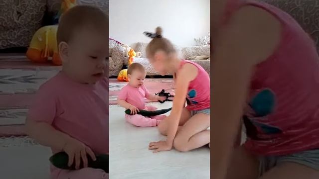 Полина и огурец! Дай маме огурец) часть 1