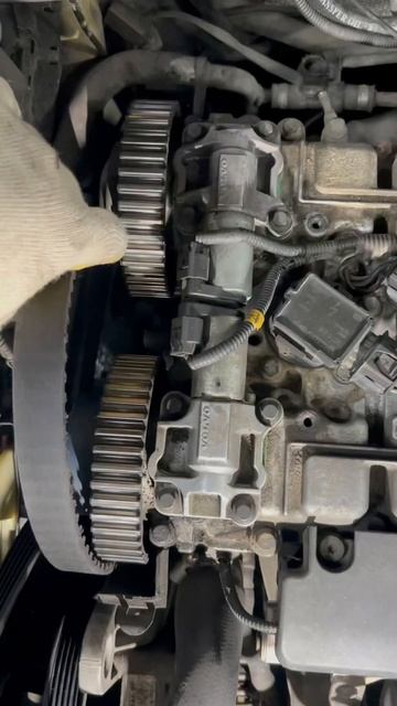 Замена ремня грм и помпы системы охлаждения на моторе Вольво 2,5Т. смотреть онлайн