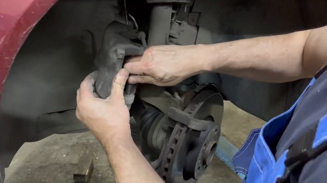 Подробно про обслуживание тормозных механизмов Вольво с колодками ZFRussia. смотреть онлайн