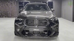 BMW X5M Competition 2025 года в черном цвете