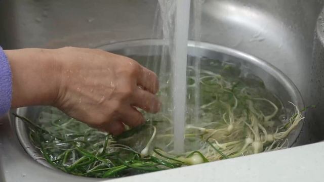 풋마늘 보이면 무조건 사오세요! 풋마늘과 달래만 있으면 1년이 든든합니다.💯 평생 써먹는 풋마늘피클 맛있게 만드는 법, 풋마늘장아찌 맛있게 만드는 방법 / 풋마늘달래피클 смотреть онлайн