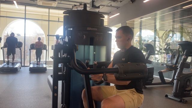 Как накачать плечи в зале? Лучшие упражнения на плечи в спортивном зале