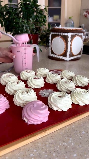 Обмакивание зефира в белом шоколаде 🤤инст britanka_new♥️ смотреть онлайн