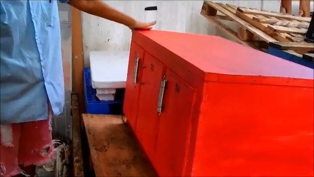 Graham, Corporate Volunteer and Upcycler, upcycles an old cabinet and wooden pallet. смотреть онлайн