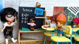 ПРАНКИ в ШКОЛЕ от УЧИТЕЛЯ🤣🤣 ВЕСЕЛАЯ ШКОЛА куклы ЛОЛ СЮРПРИЗ СМЕШНЫЕ МУЛЬТИКИ ДАРИНЕЛКА