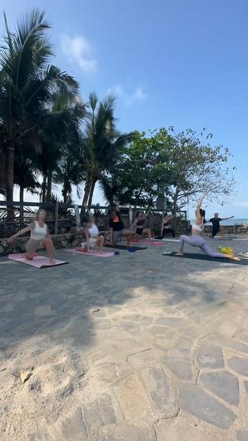 Йога на берегу моря #yoga #асана #йогаонлайн #зарядка #йогавместе #йогауморя #йога смотреть онлайн