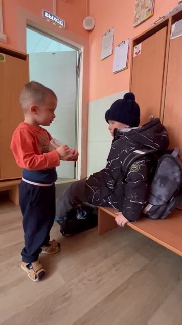 Володя и Максим в раздевалке детского сада. Володе 3,5 года смотреть онлайн