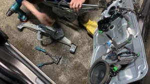 Замена механизма трапеции стеклоподъёмника водительской двери Volvo S80.