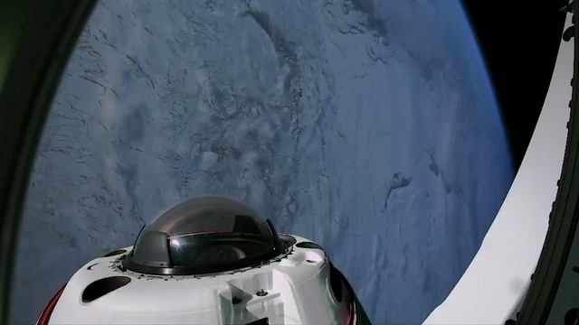 Первые кадры Земли, снятые с борта Сrew Dragon смотреть онлайн