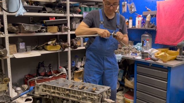 Установка поршней и поддона Вольво 850 - инструкция №2 по сборка мотора. смотреть онлайн