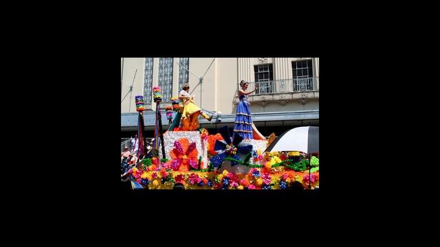 What is the history behind the Battle of Flowers Parade? смотреть онлайн