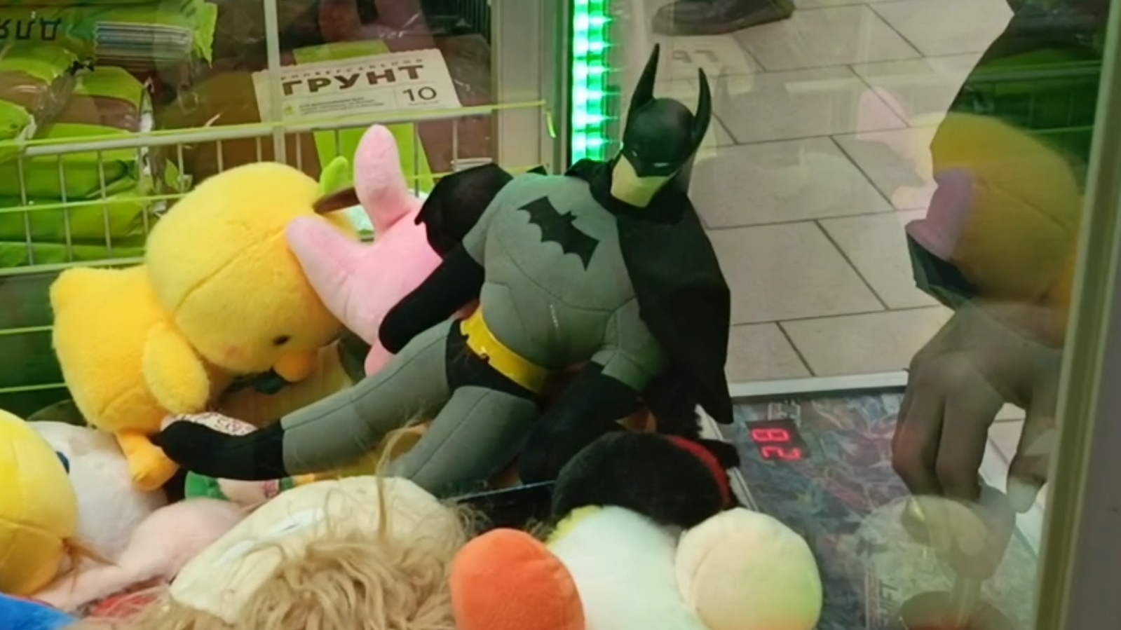 Бэтмен в аппарате хватайка.