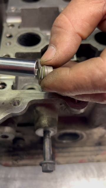 Установка клапанов дизельного мотора Вольво. смотреть онлайн