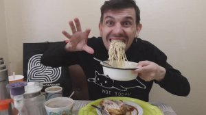 ОБЖОР МУКБАНГ СОЧНОЕ КУРИНОЕ БЕДРО, И ДОШИРАК КВИСТИ С ГОВЯДИНОЙ