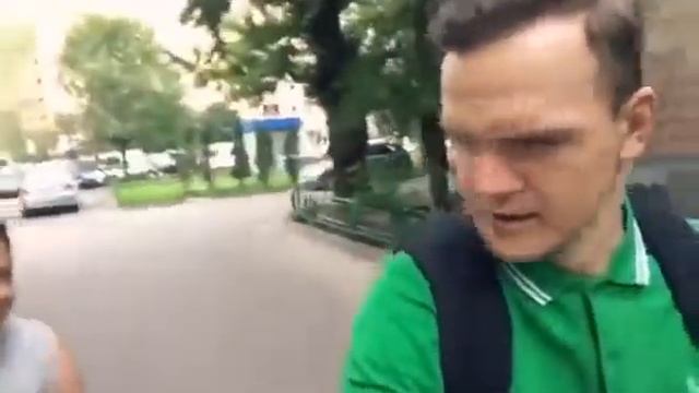 Школьники хейтеры встретили Ларина на улице жесь! смотреть онлайн