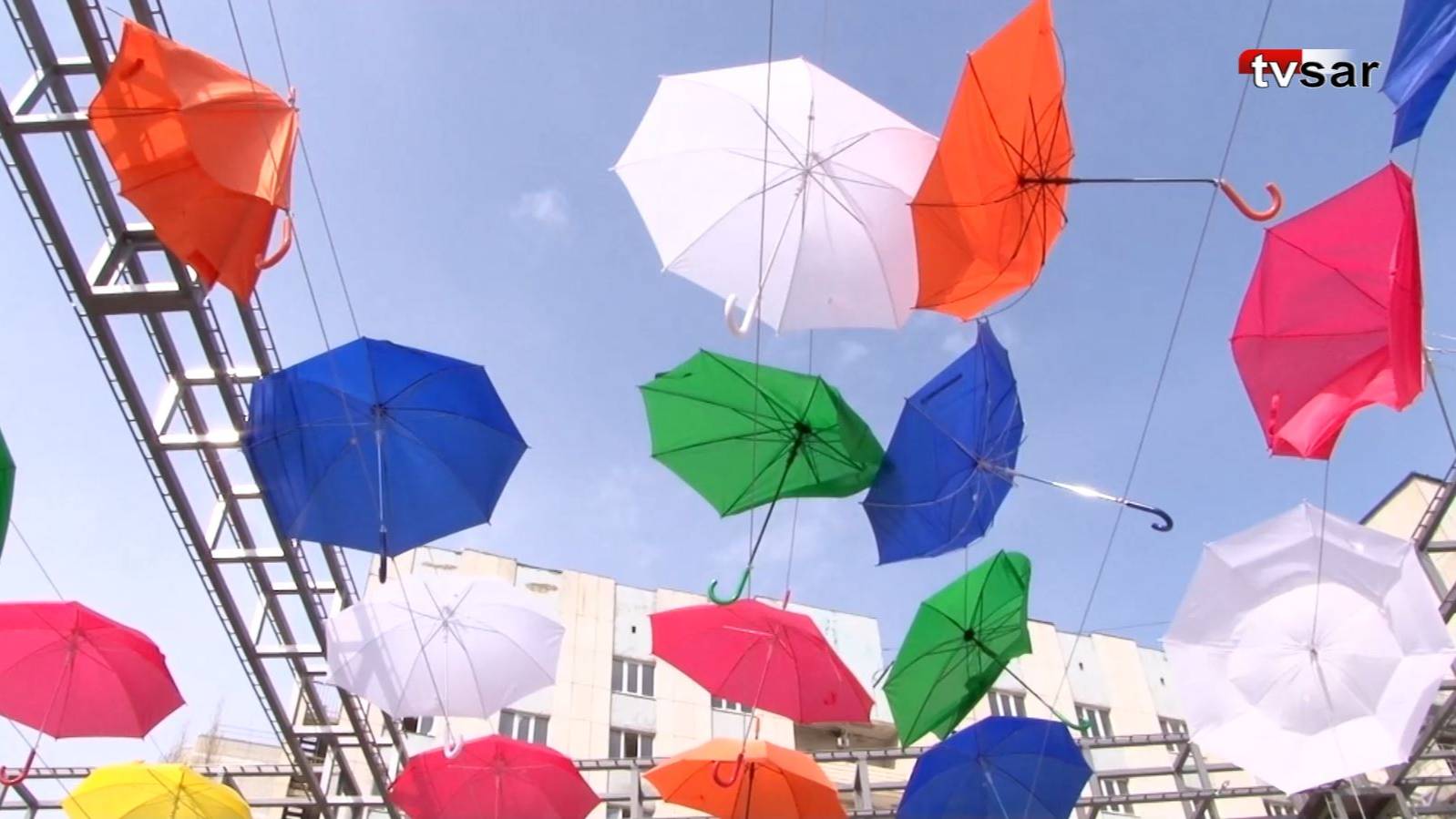 В Саратове 12-миллионной "звездно-зонтичной" инсталляции найдут третье место смотреть онлайн