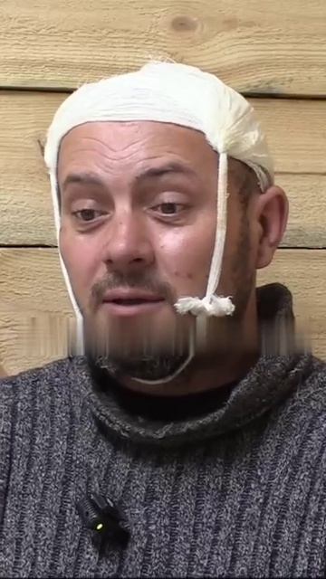 Украинский боевик взял в плен нашего военного, но что-то пошло не так. Боец зарядил ему кирпичом. смотреть онлайн