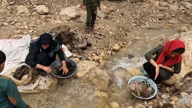 Sudden flood and accident in the village, Khadija and her sheep are in danger of death смотреть онлайн