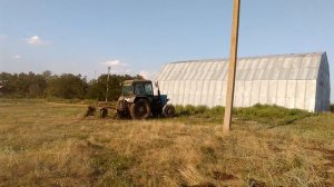 Вспашка поля трактора МТЗ-82  плугом ПЛН-3-35