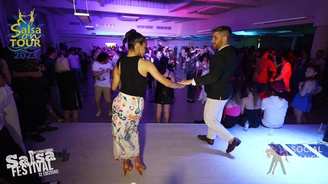 Antonio Berardi & Indira Casin Herrera - Social dancing | Salsa On Tour 2023 (San Vincenzo, Italy) смотреть онлайн