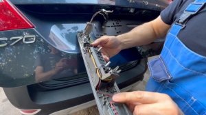 Причины неисправности электрозамка в двери багажника Вольво хс70.