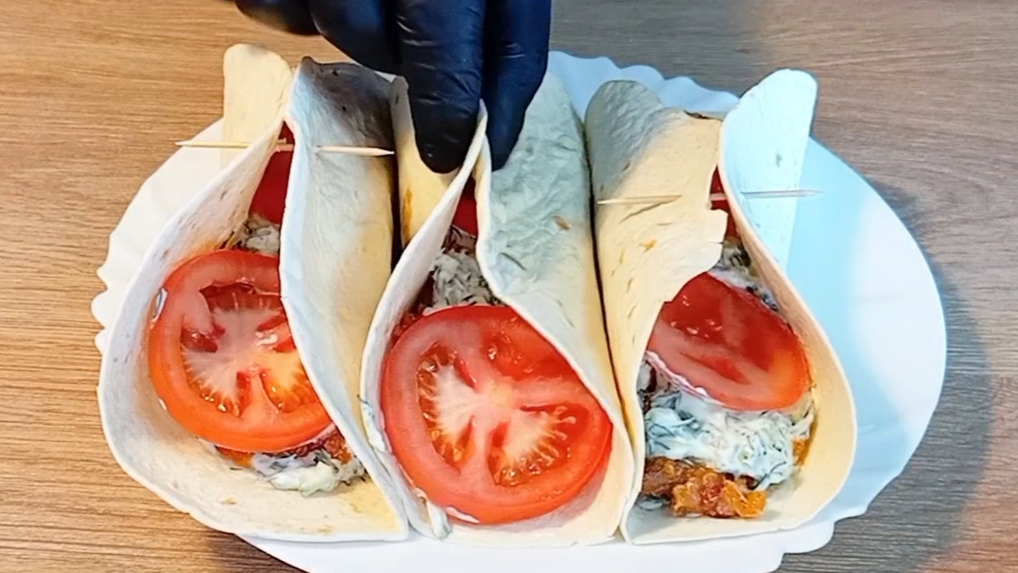 Сочная лепешка с фаршем, помидорами и сыром! Очень быстрый перекус!🌮🌮🌮 смотреть онлайн