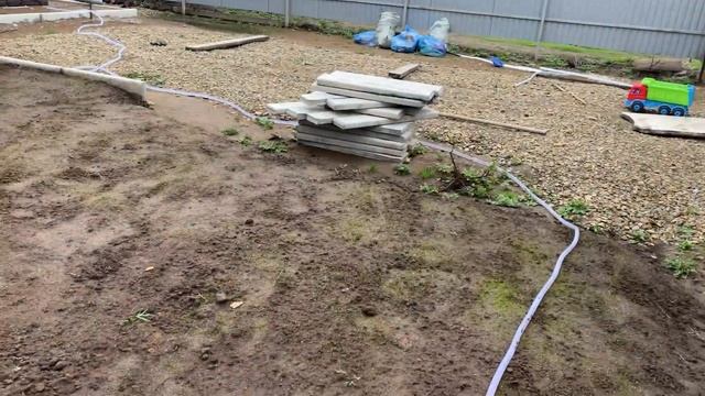 ОБЛАГОРАЖИВАЕМ УЧАСТОК// КУПИЛИ ЯГОДНЫЕ КУСТАРНИКИ// СУПЕР НАХОДКА НА УЧАСТКЕ ОТПУСТИЛИ РЫБКУ смотреть онлайн