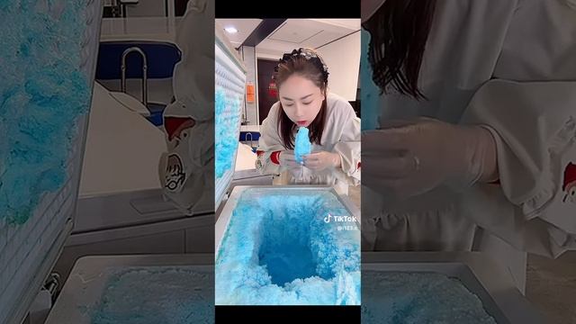 Вкусный синий лёд из морозилки, залипательное поедание кореянкой! смотреть онлайн