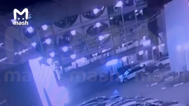 Машина упала с четвертого этажа парковки и загорелась на западе Москвы. 31 марта 2025 г. смотреть онлайн