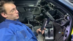 Замена моторчиков управления режимами климат-системы на Volvo s40.