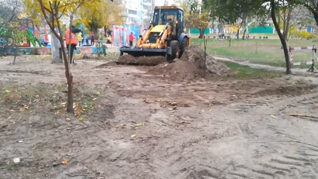 Видео для детей - работает экскаватор во дворе смотреть онлайн