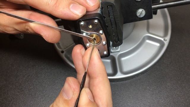 Lockwood 119/40 Padlock Picked смотреть онлайн