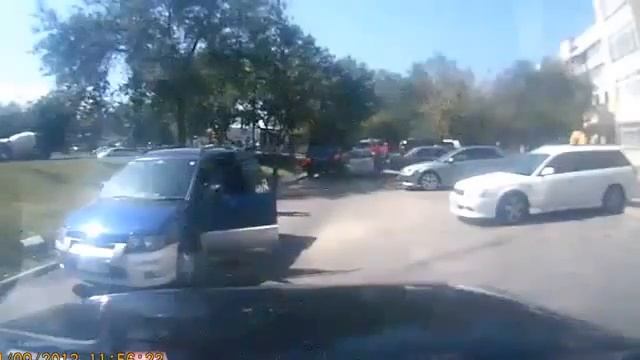 Наподение на водителя джипа, причина неизвестна : Road Rage Rusia смотреть онлайн