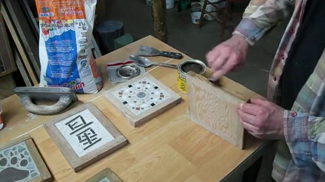 Finition après le coulis de la petite mosaïque, Christian Parenteau artiste et mosaïste. смотреть онлайн