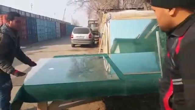 Вот как нужно резать стекло!-Улётное видео смотреть онлайн