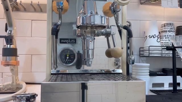 커피머신 청소! 매일 쓰면 그냥 매일 하세요.(청소방법,E61그룹헤드청소,엘로치오마누스) смотреть онлайн