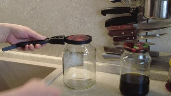 Банка с винтовой крышкой как проще открыть