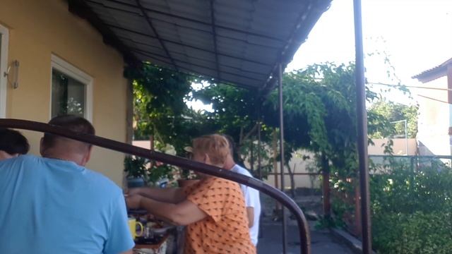 ЗА СТОЛОМ НАСТОЯЩИЕ ДРУЗЬЯ смотреть онлайн