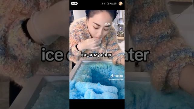 девушка ест хрустящую наледь с голубым снегом ! смотреть онлайн