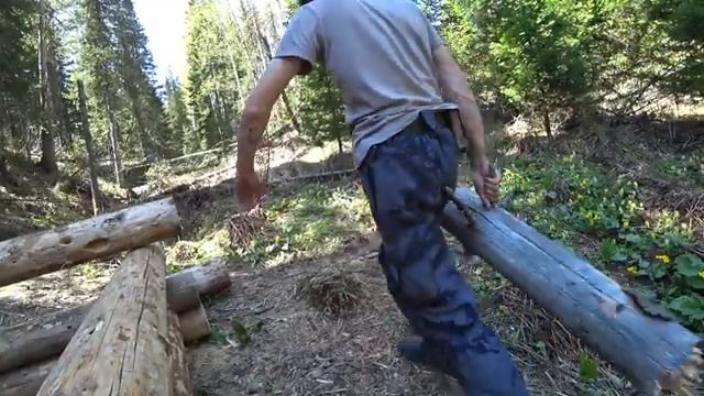 СТРОЙКА ПОЛНЫМ ХОДОМ. СТРОЮ ЗИМОВЬЁ В ТАЙГЕ. ИЗБА РАСТЁТ НА ГЛАЗАХ. В ПОИСКАХ МХА И МАТЕРИАЛОВ.4К смотреть онлайн