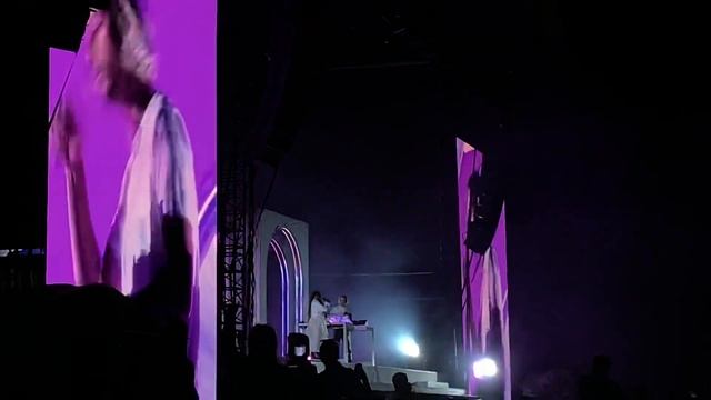 Flume and Vera Blue - Never Be Like You (live at Spilt Milk Ballarat 3/12/2022) смотреть онлайн