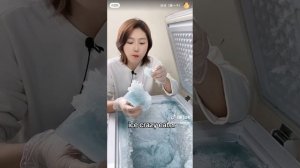 залипательное поедание льда из морозилки
