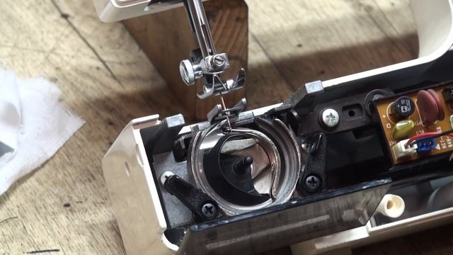 Швейная машина Jaguar 281 мини. Диагноз-сбился челночный ход.... Устаняем. смотреть онлайн