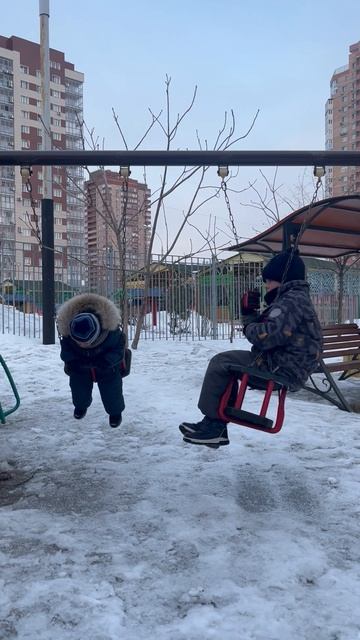 Володя и Максим на качелях во дворе . Володе 3,5 года смотреть онлайн
