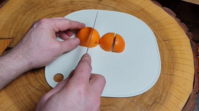 Samura Harakiri режет мандарин