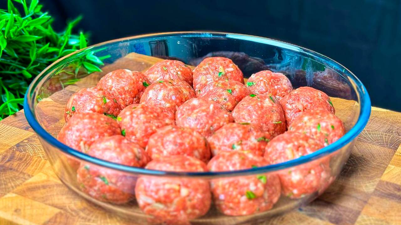 Фрикадельки, запеченные в духовке, в сливочном соусе с жареным картофелем и грибами смотреть онлайн