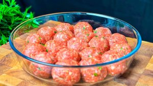 Фрикадельки, запеченные в духовке, в сливочном соусе с жареным картофелем и грибами