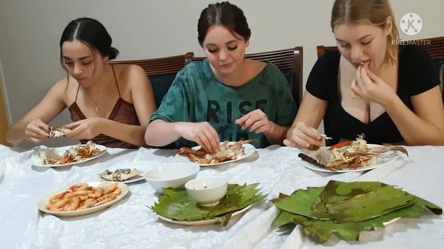 AUSTRALIAN GIRLS 🇦🇺 ENJOY "FIRST TIME EATING" DRIED FISH AND SEAFOODS WITH RICE😋👍 смотреть онлайн