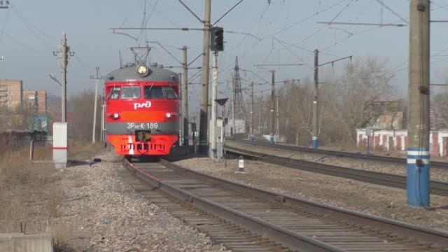 "Круглая" электричка серии ЭР в Красноярске | Железная дорога в Сибири смотреть онлайн